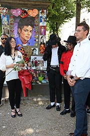 Gedenkminute mit Nena Akhtar (li.) und Oliver Forster (re.) der Produzent des Musicals „Beat It“ – das Musical über den King of Pop!(©Foto: Martin Schmitz)